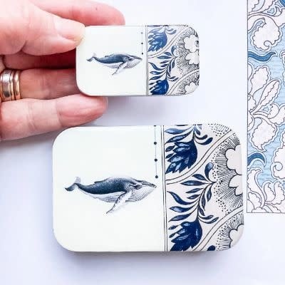 Whales tin-